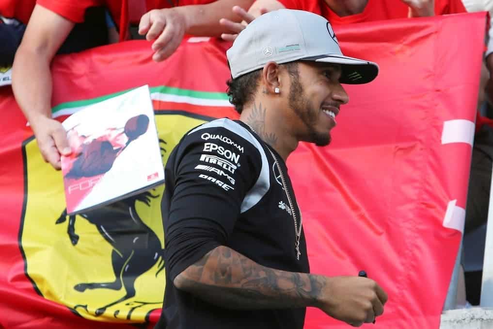 Lewis Hamilton Firma con Ferrari 